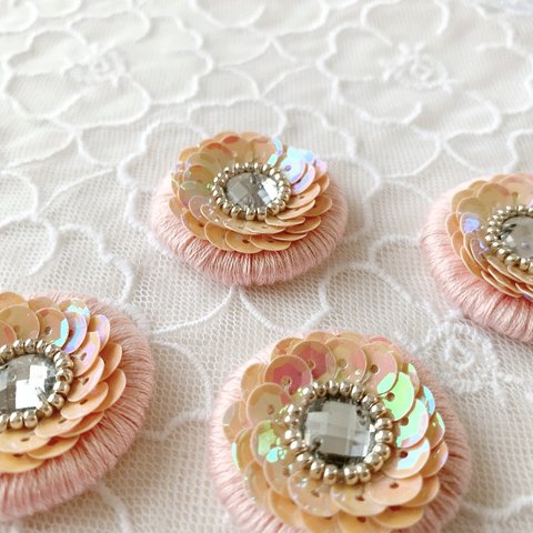 【再販×2】お花スパンコール刺繍イヤリング（コーラルピンク）