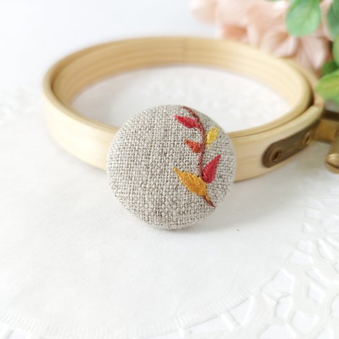 【 ブローチ 】刺繍 くるみボタン 秋