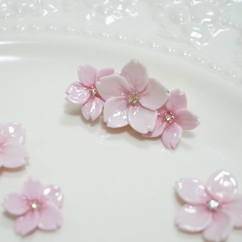 【展示のみ】淡いピンクでふわっと花咲く桜のブローチ
