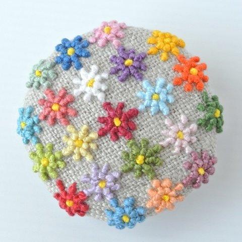 つぶつぶ花刺繍のブローチ　カラフル