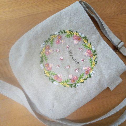 花のリース刺繍のサコッシュ