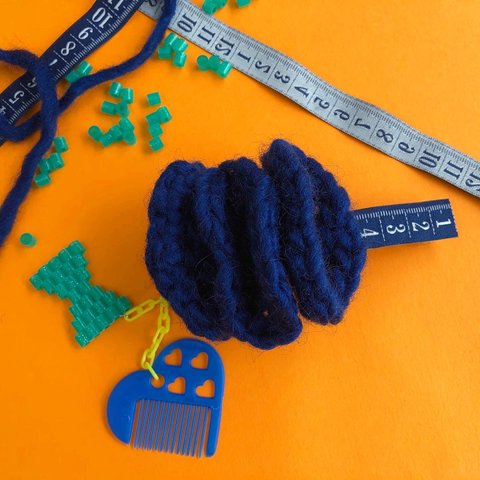 ざっくりかぎ針編みコサージュのバレッタ　取り外し可能なガーリーモチーフ付き　ネイビー紺色ウール毛糸メジャー風テープ大ぶり髪飾りポップな色どりハート＆リボン個性的冬アクセサリー