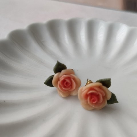 樹脂粘土手作り✽繊細なピンクバラのピアス