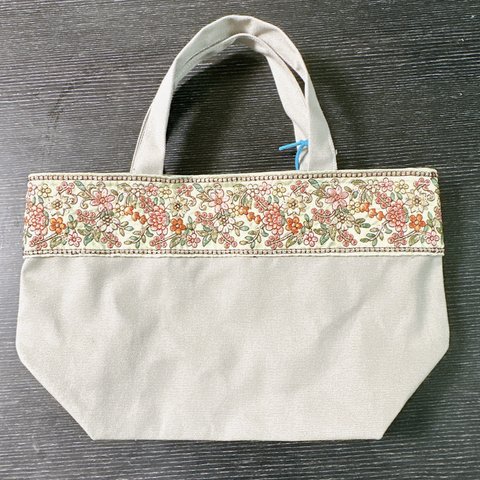 インド刺繍リボンの帆布トートバッグ　お散歩bag くすみカラー　グレージュ