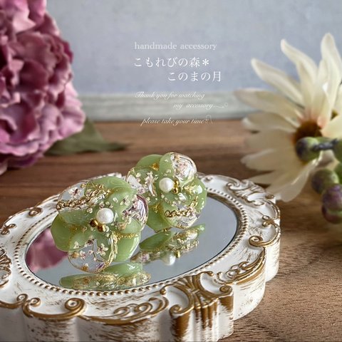 《ピアス》【抹茶ミルクフラワーピアス】ハンドメイド　アクセサリー　レジン　お花　押し花　ドライフラワー　大人可愛い　上品　カーキ　グリーン　春夏秋冬　透明感　耳飾り　揺れない　プレゼント　ギフト