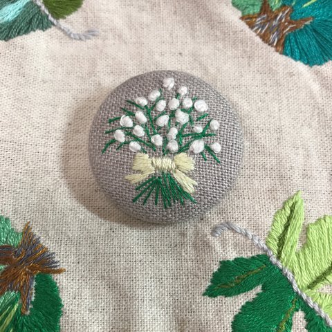 かすみ草 麻生地 花束 刺繍 くるみボタン ブローチ