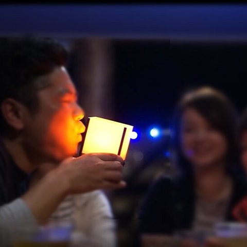 お酒を飲んだ人の息に反応するLEDライト (AlcohoLED)