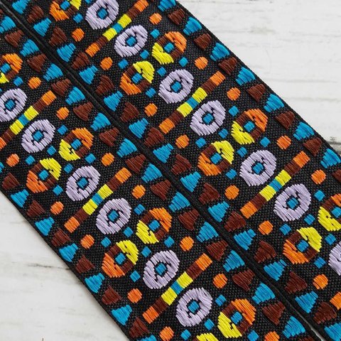 チロリアンテープ　刺繍　幾何学的