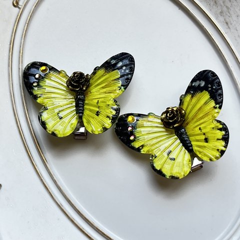 黄色い蝶々のミニヘアクリップ　２つセット