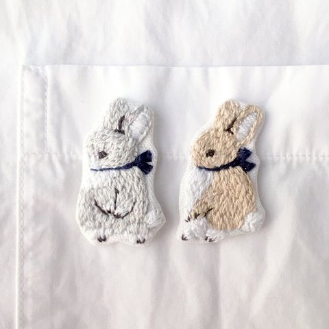 受注製作　手刺繍　うさぎの手刺繍ブローチ