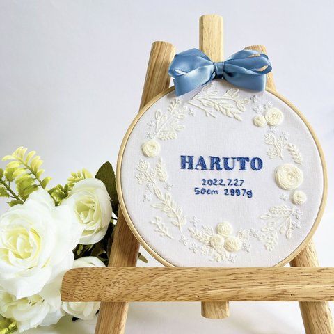 シンプルだから可愛い　- ̗̀  𝕎ℍ𝕀𝕋𝔼   ̖́- 【  お花の刺繍のバースボード⠀】刺繍命名書   名入れ刺繍  オーダー  出産祝い  誕生日  ハーフバースデー  ベビー