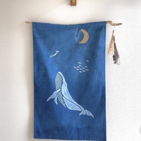 送料無料　涼しげ " 三日月と鯨と泳ぐ" 藍染タペストリー 鯨 シュノーケル