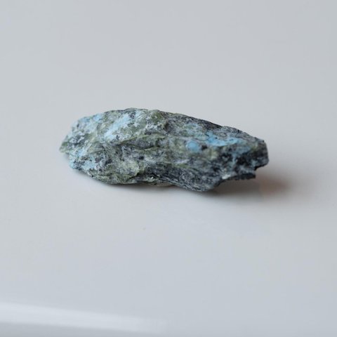 【一点物】 中宇利石 鉱物原石ブローチ 天然石 ハンドメイド アクセサリー パワーストーン (No.2340)