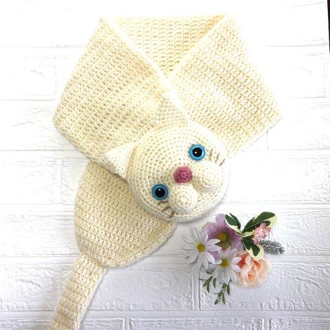 かわい過ぎる白猫ちゃんの手編みニットのマフラー