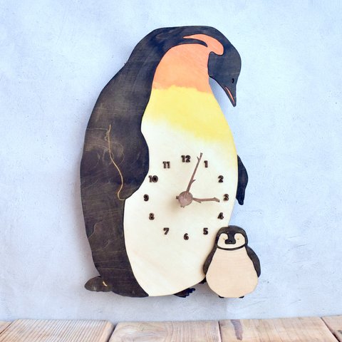 皇帝ペンギンの日々の手触りを感じられる時計 木製 掛け時計