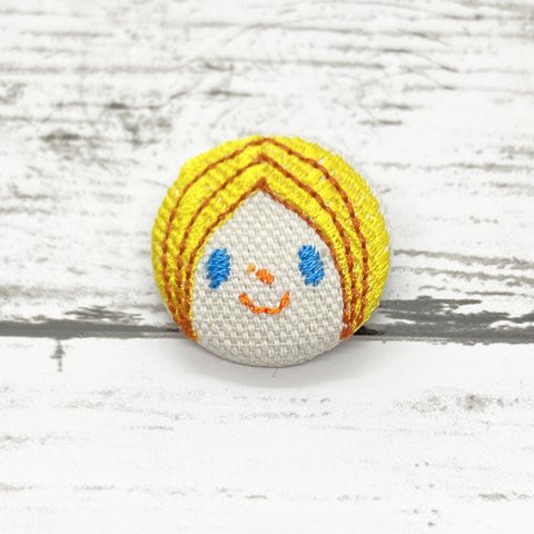 黄色い髪の女の子の刺繍のブローチ