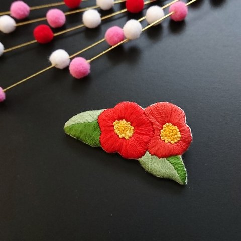 椿 ～赤～ の手刺繍ブローチ