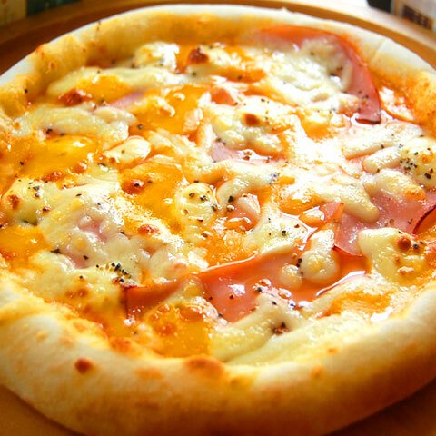 【天然酵母ピザ】 ４種チーズとロースハムのトマトソースピザ　２０ｃｍ