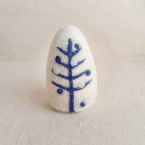 羊毛フェルトで作ったホワイトツリー(青)