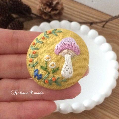 くるみボタンの手刺繍ブローチ　花ときのこ