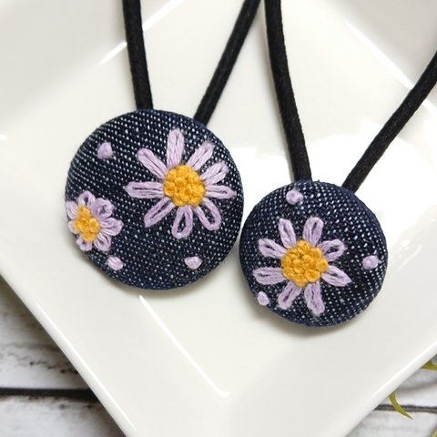 【2個セット】薄紫のマーガレットの刺繍くるみボタンのヘアゴム  