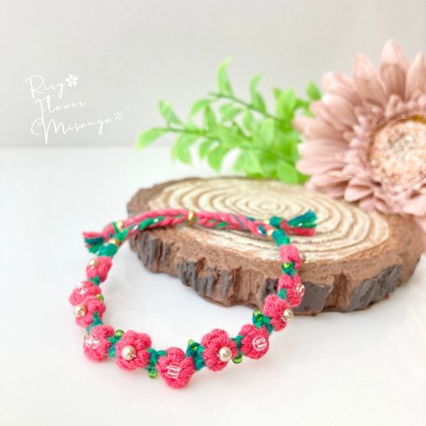 アップルレッドのお花＊フラワーミサンガ＊指輪おまけ＊プチギフト＊パール＊刺繍糸ブレスレット＊赤