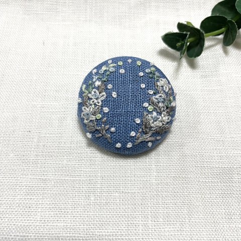 白い花の刺繍 ブローチ／ヘアゴム