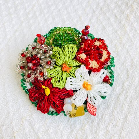 oya刺繍ブローチ　トルコ　レッドとグリーンのお花がバランスよくまとまった小さなブーケ　1点もの　2236