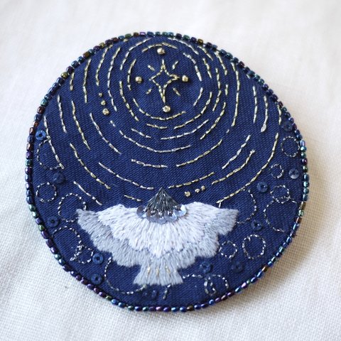 ビーズ 刺繍 ブローチ【北極星とキョクアジサシ】