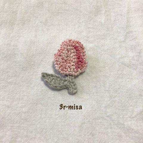 チューリップの刺繍ブローチ