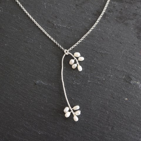 白い小花のバランスネックレス　 sterling silver