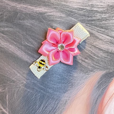 A-563   可愛いミツバチとピンク色のつまみ花ヘアクリップ
