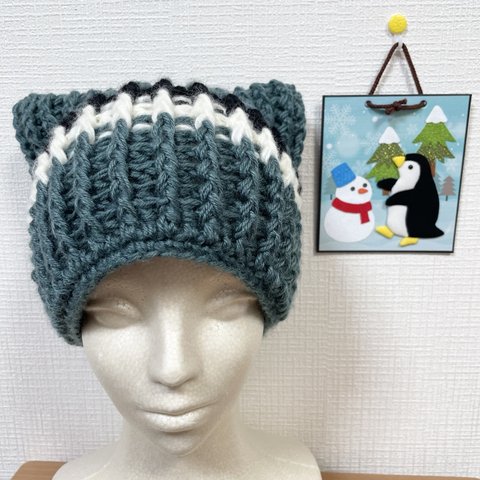 かぎ針編み　寒色目の猫耳ニット帽