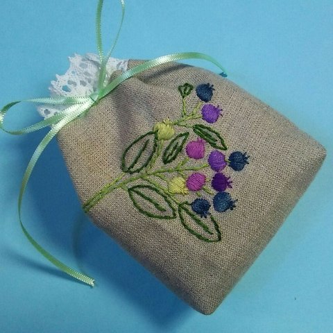 ブルーベリー刺繍のミニ巾着