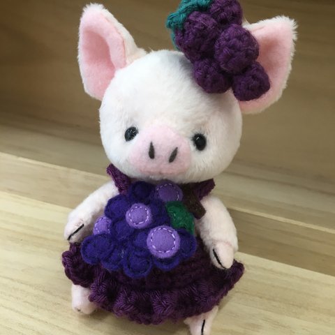 ハンドメイド　秋を待ち侘びる葡萄🍇ワンピースのコブタ子豚ちゃんテディベア風ぬいぐるみブドウあみぐるみ