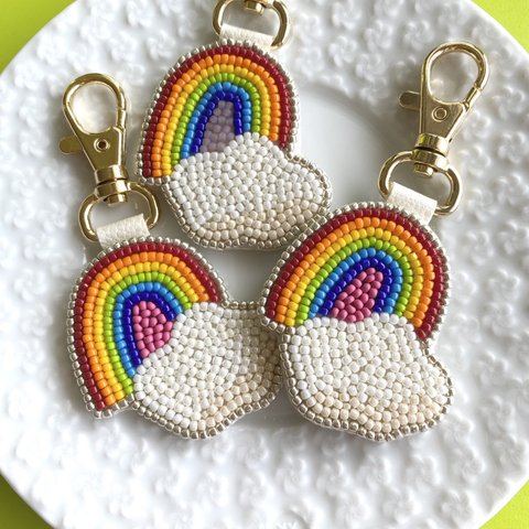 ビーズ刺繍の虹 ブローチ キーホルダー 名入れ