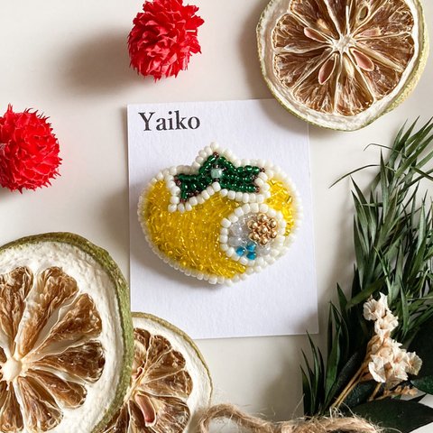 ビーズブローチ【黄トマト】ビーズ刺繍