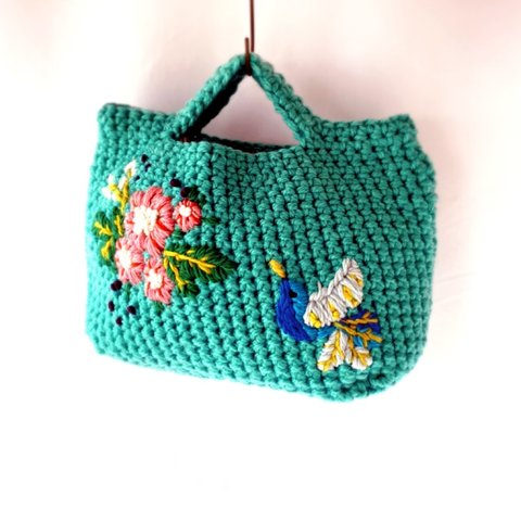 お花と小鳥のカラフルなクロッシェバッグ　ハチドリのフラワーガーデン刺繡〈エメラルドグリーン〉　シノワズリ・ガーデン手編みニットバッグ
