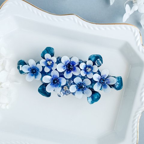 silver 白い小花と青緑の葉　花とガラス　