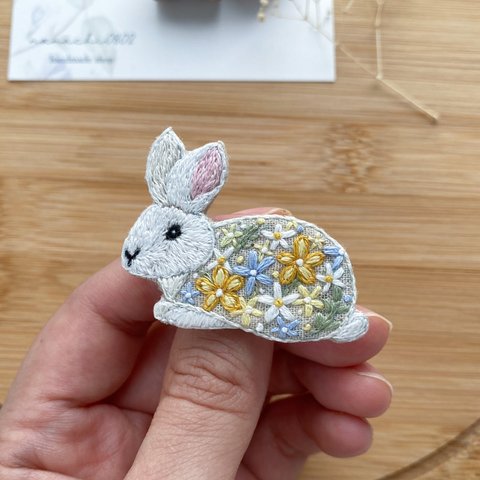 【受注制作】麗しき白花うさぎ  刺繍ブローチ