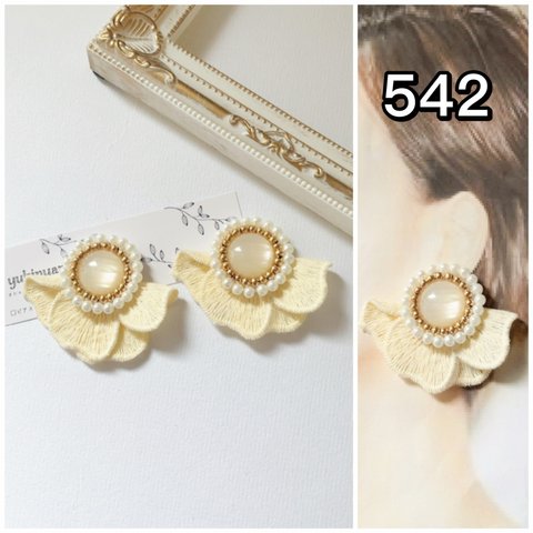 542/ビーズ刺繍　フラワー　アイボリー　イヤリング　ピアス　ハンドメイド　アクセサリー