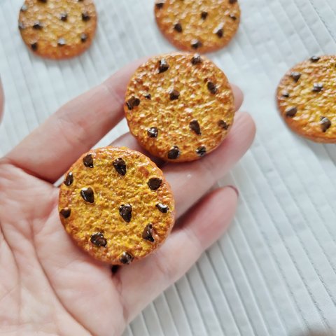 「こんがりチョコチップ」陶土クッキーブローチ