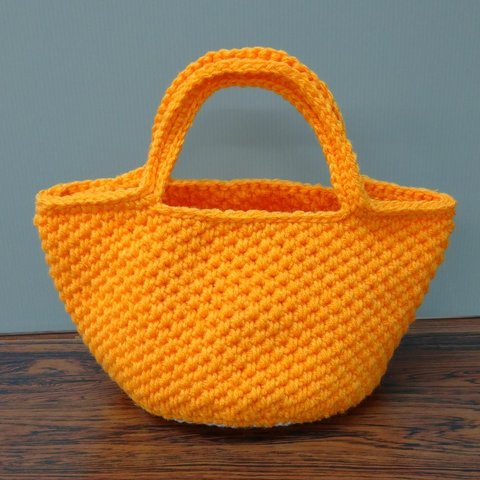 オレンジのバッグ