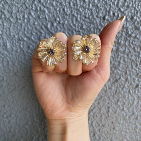 キラキラクリアフラワーピアス　beige