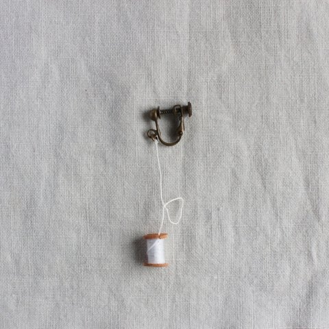 《片耳用》革の糸巻き pierce/earring -White-