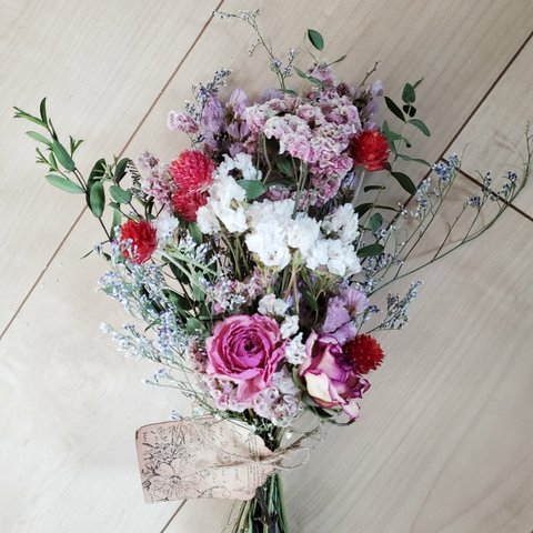 バラと彩り小花のピンクホワイト系ドライフラワースワッグ 花束 ブーケ
