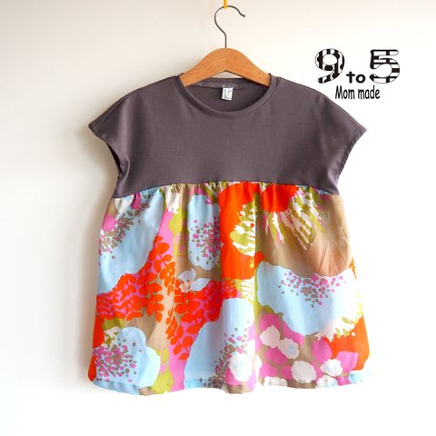 大きなカラフルフラワー　ギャザーチュ ニックTシャツ　（グレー/ピンク）Gathered Short-sleeve Tunic Top with Big Colorful Flower Prints