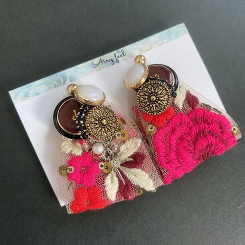 インド刺繍リボン＆ボタン　ノンホールピアス　イヤリング花