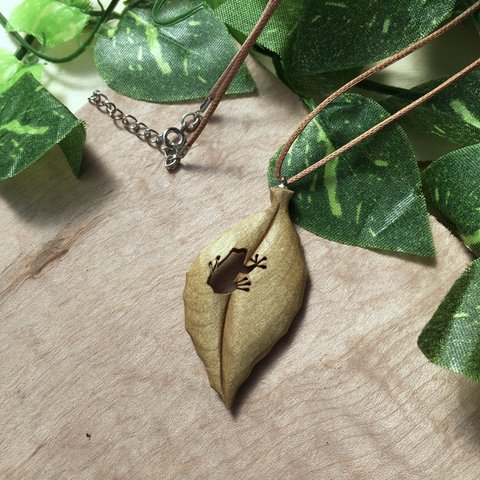 かえる葉(中)くり抜き木製ネックレス　ホウの木　緑色