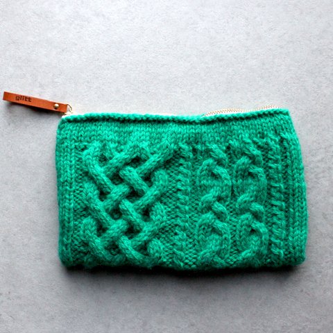 【サンプル販売】 アラン模様のポーチ（グリーン） 手編み